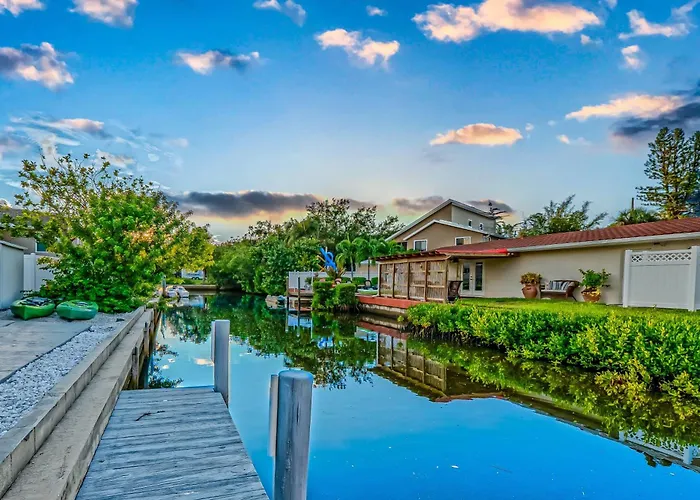 Waterfront Retreat With Kayaks, Walk To The Beach